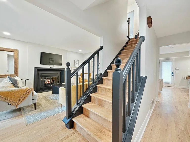 344 W 4th Ave — Photo 2