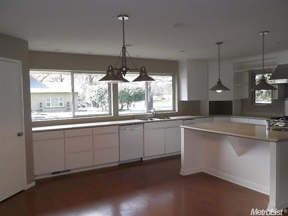 4th image of 7610 Park Woods Dr