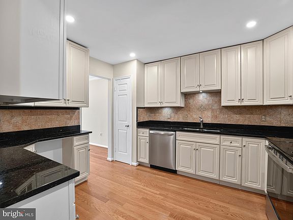 4th image of 7740 Bristol Square Ct