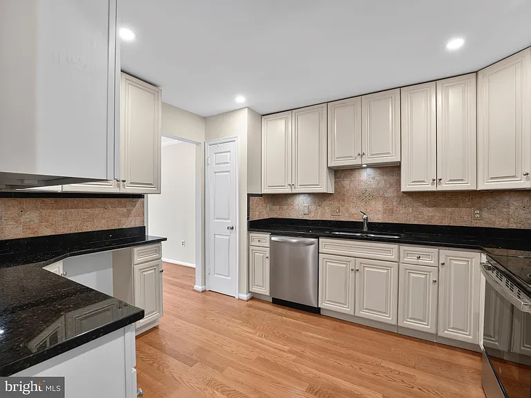 7740 Bristol Square Ct — Photo 12