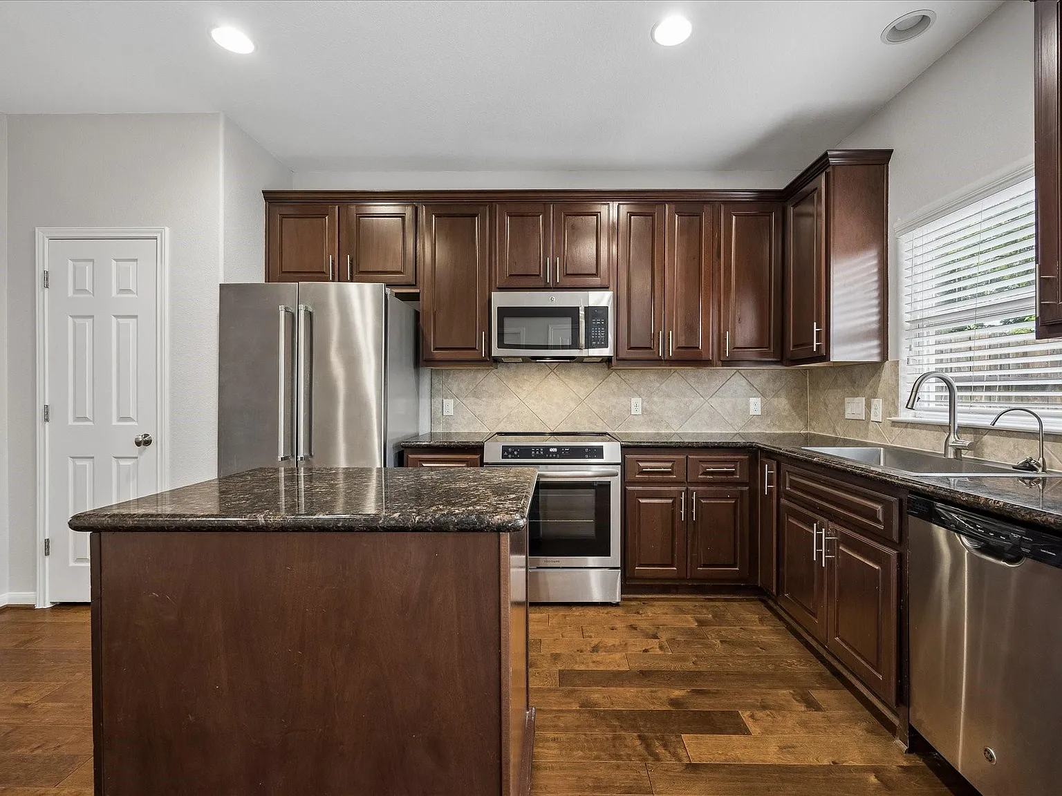 3 bed, 2.5 bath, 1336 sqft, $1,950 — Photo 4