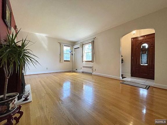 4th image of 18 E Amsterdam Ave