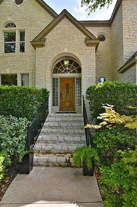 Stepping into this spacious, open-plan home, it feels like you are in a tree house, as the big windows in every room, elevated by the fie-foot foundation, provide views of cool green tree canopy.