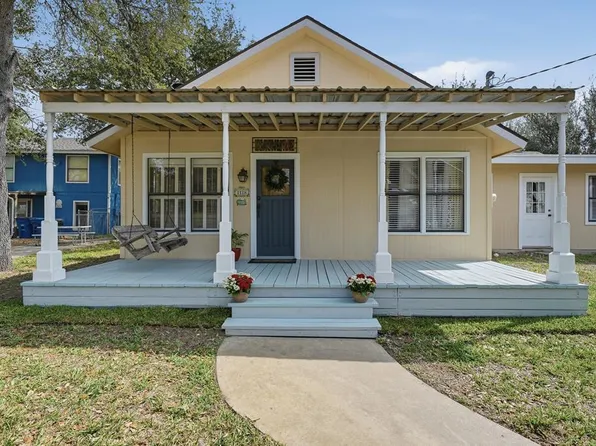 1118 N Allen St, Rockport, TX 78382