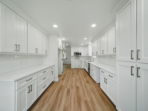 4th image of 9711 Derrik Dr