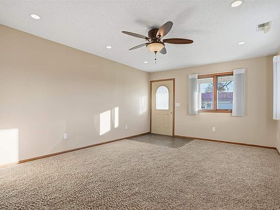 3rd image of 944 S 6th Ave