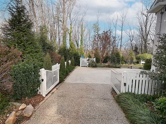 4th image of 214 W Park Dr
