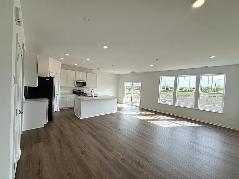 604 Cassia Ct — Photo 2