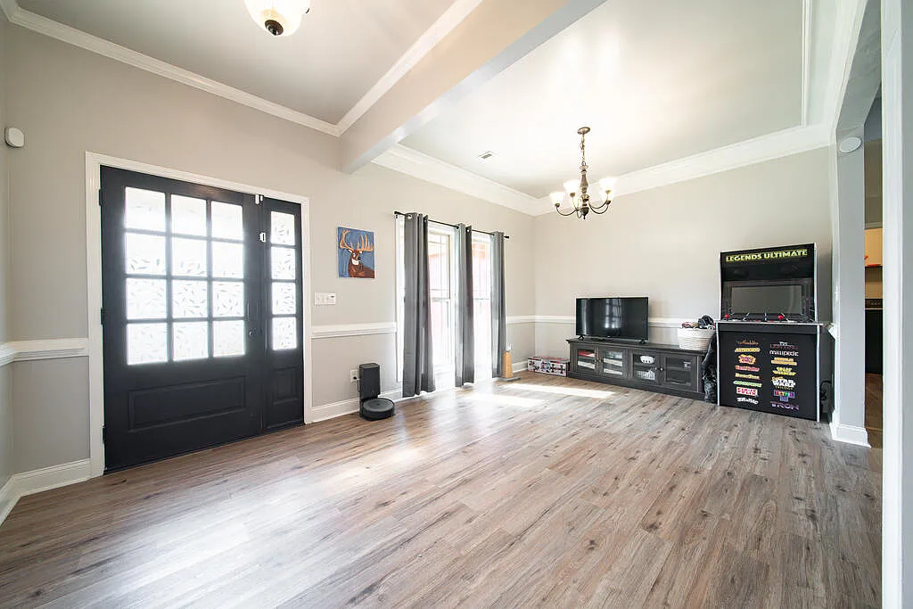3 bed, 2.0 bath, 1694 sqft, $2,300 — Photo 2