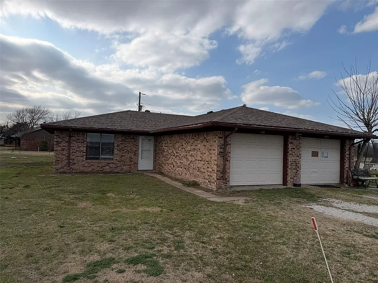 1605 Oak Cir #A — Photo 1