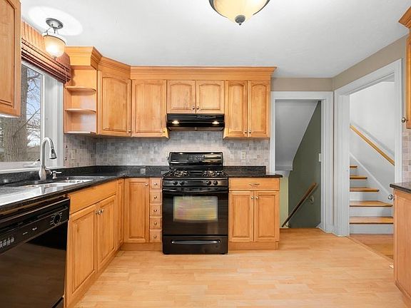 4th image of 104 Fisher St
