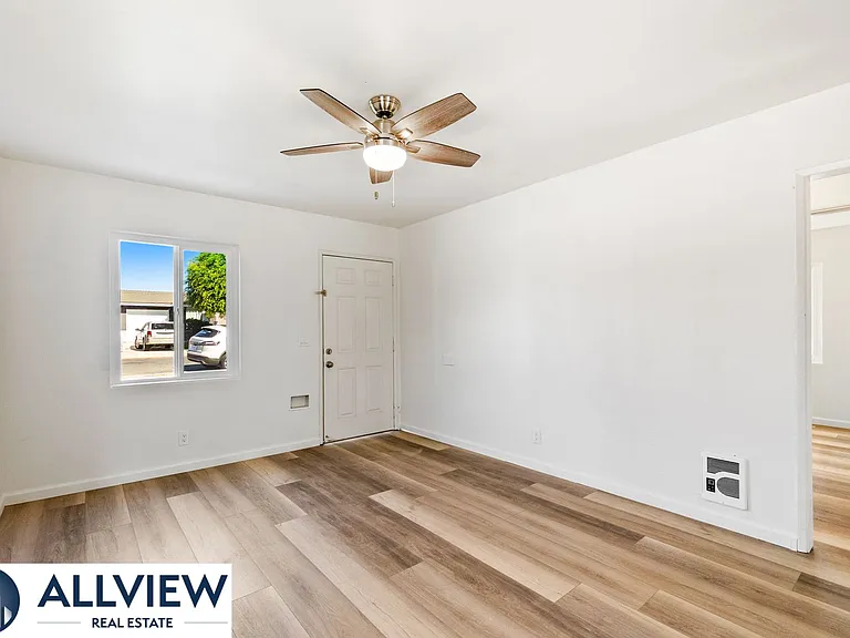 452 South Shaffer Street — Photo 4