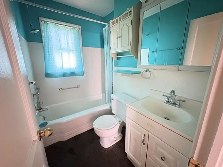 781 Saxon Ave — Photo 5