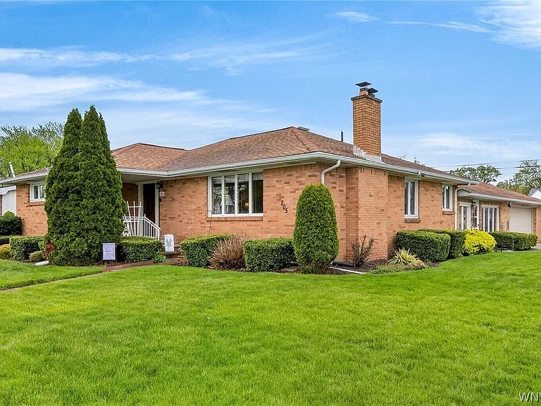205 Glencove Rd — Photo 1