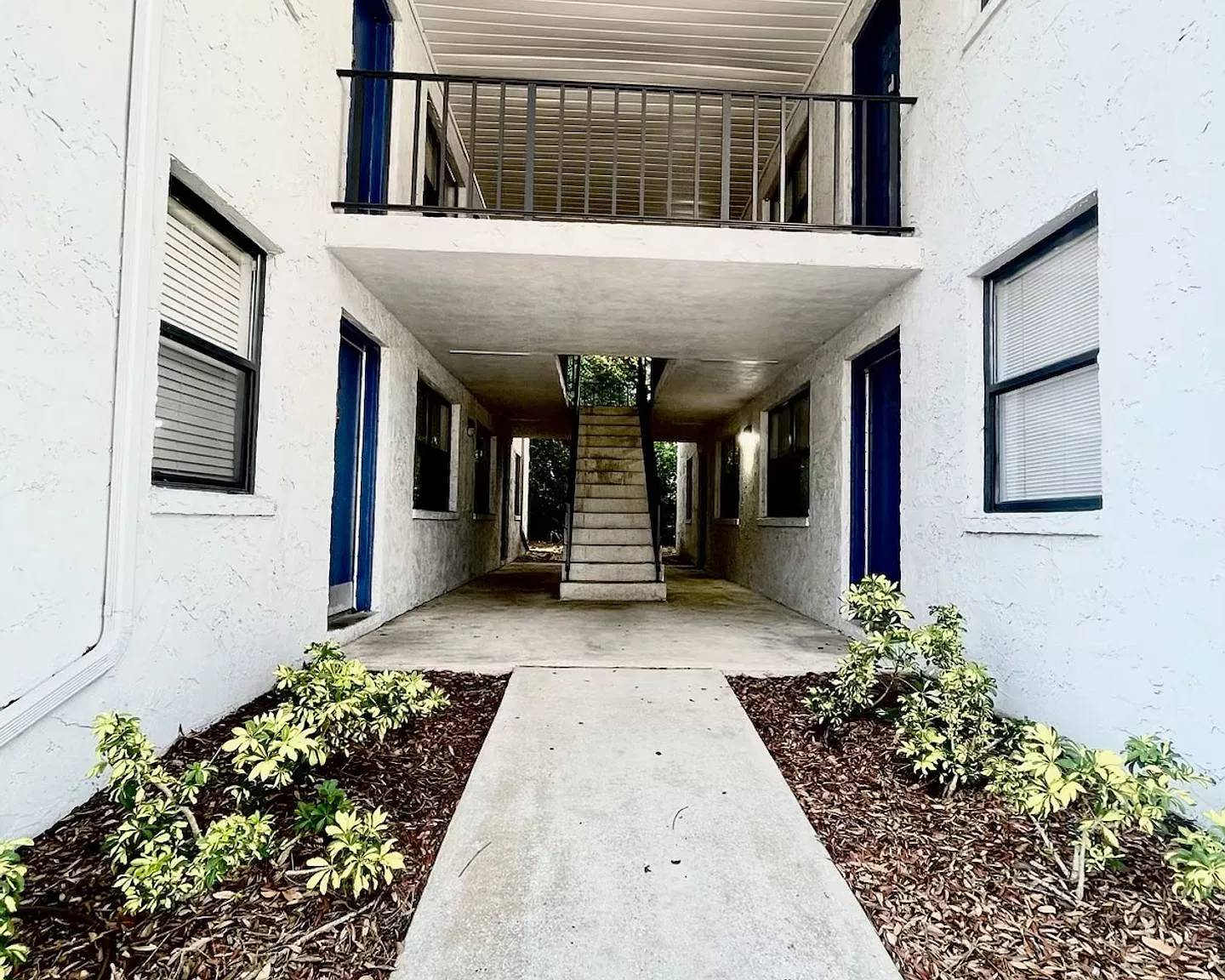 Centrally located/ Beautifully Updated 1 and 2 bedroom apartments — Photo 3