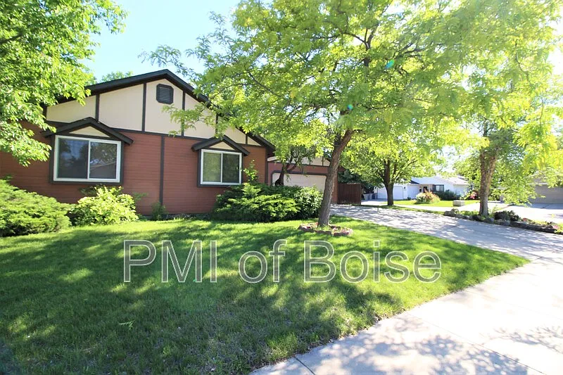 3 bed, 2.0 bath, 1252 sqft, $1,795 — Photo 2
