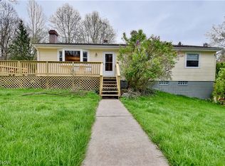 7011 Oak St, Chagrin Falls, OH 44022