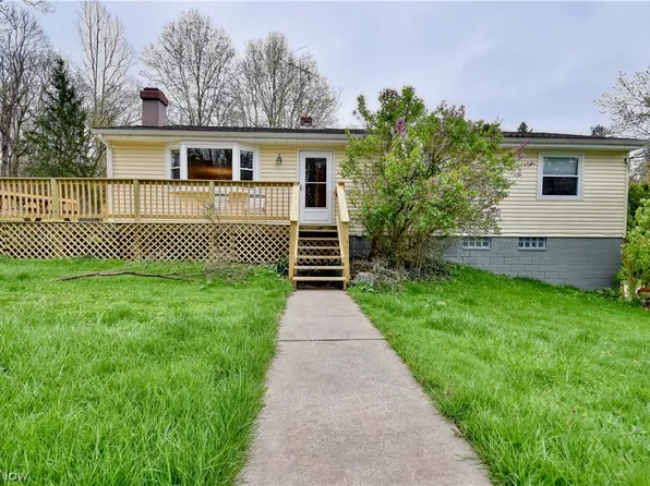 7011 Oak St, Chagrin Falls, OH 44022