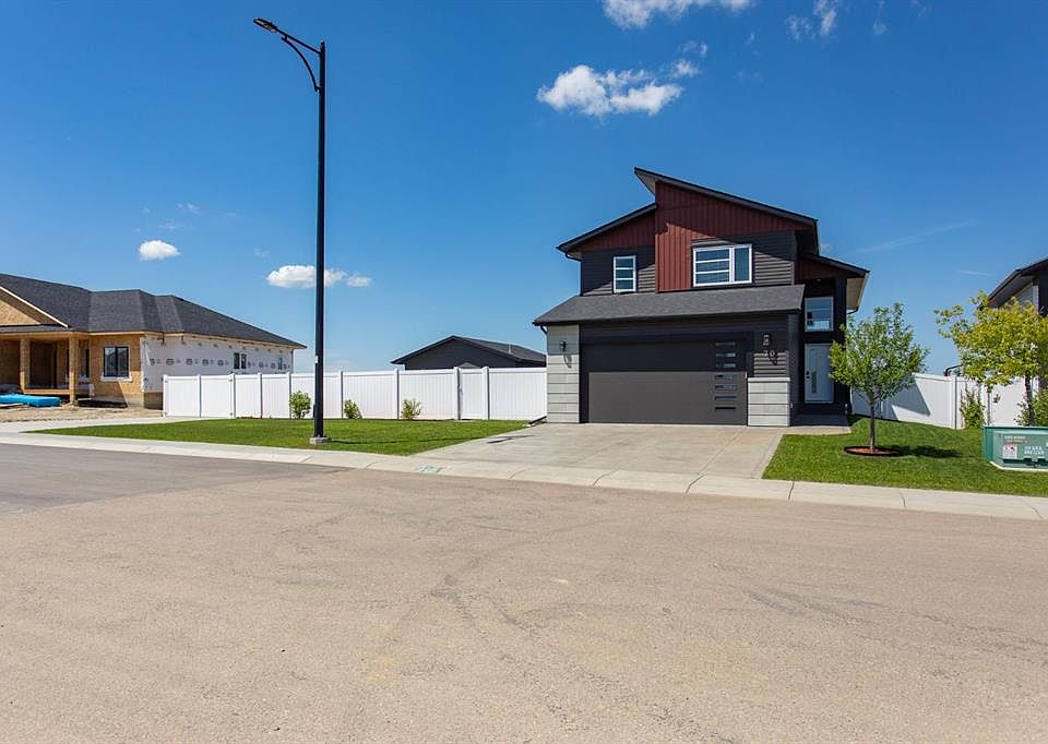 1st image of 70 S Parlby Cres