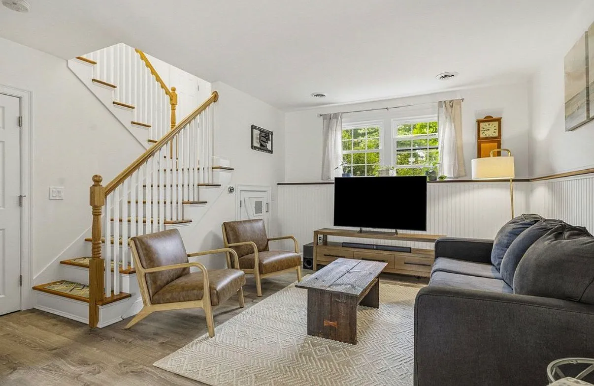 2 bed, 1.5 bath, 1120 sqft, $2,995 — Photo 2