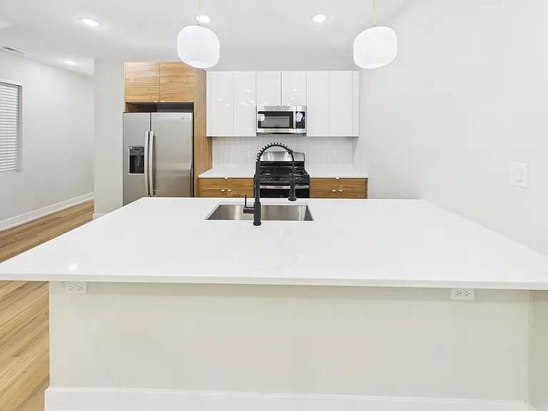 6220 S King Dr #2 — Photo 5
