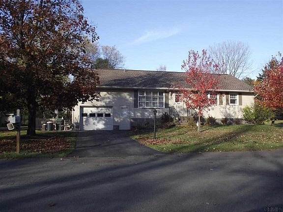 3rd image of 13 Carnevale Dr