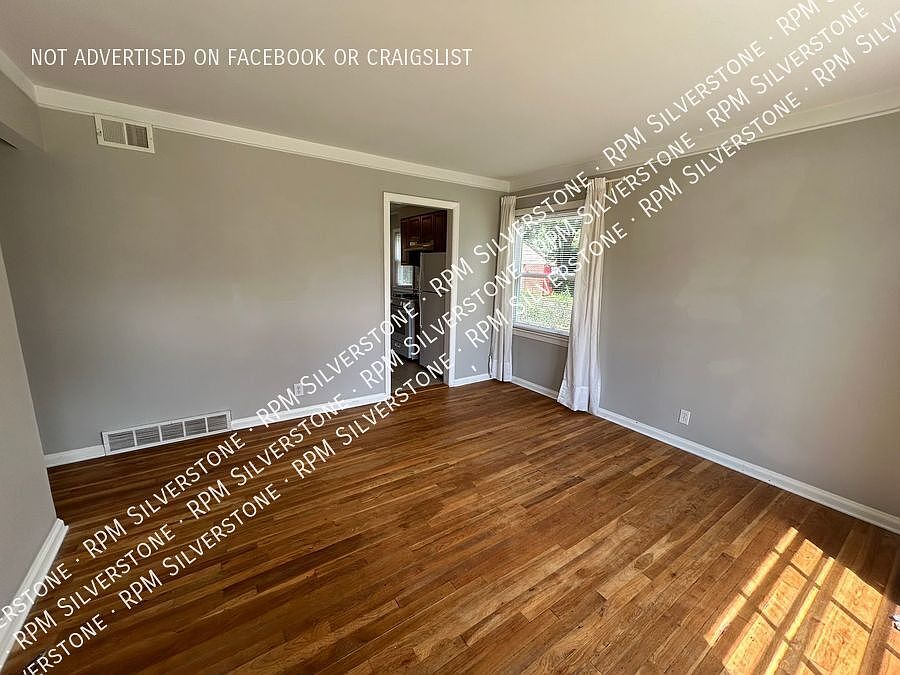 23833 Couzens Ave, photo 5