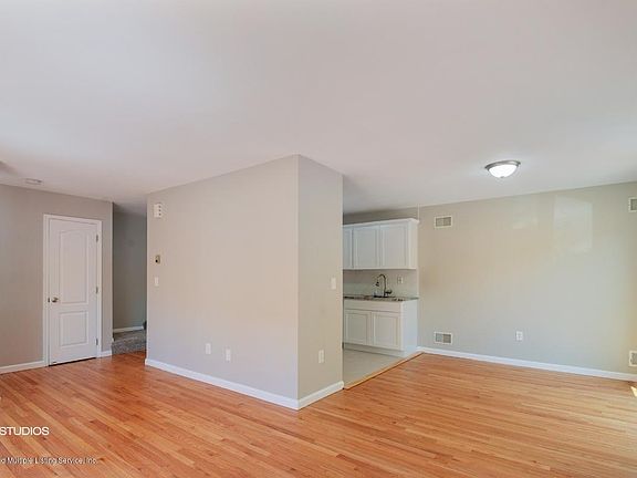 4th image of 33 Forest Ln