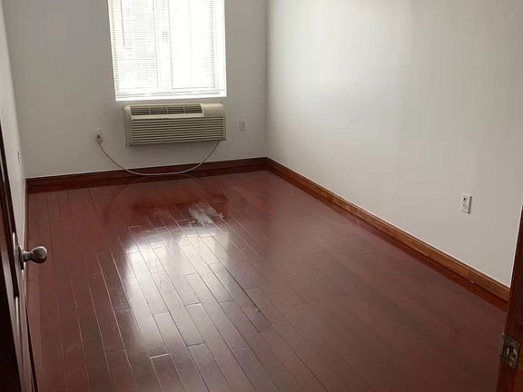 3rd image of 14449 Barclay Ave APT 5A