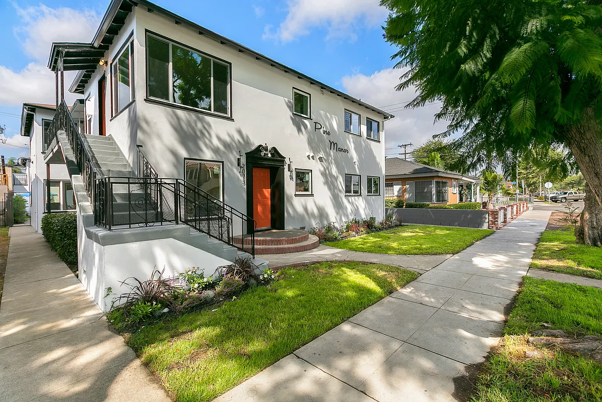 Building Photo - 2075 Pine Ave #2075