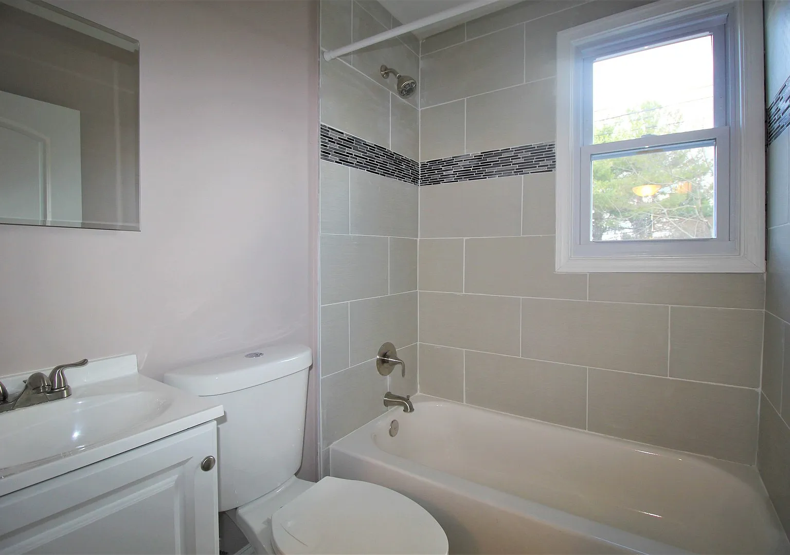1019 Elton Ave — Photo 4