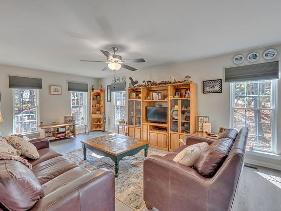 3rd image of 328 Jefferson Dr