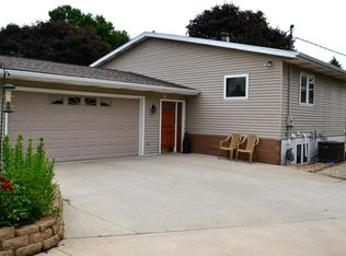 7 Hillcrest Ct SW, Pine Island, MN 55963