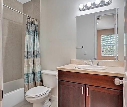 4th image of 838 NE 14th Pl #838