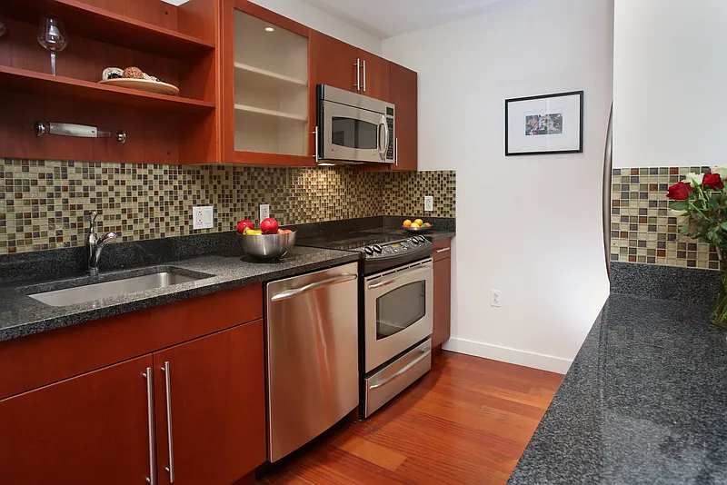 17 Otis St — Photo 4