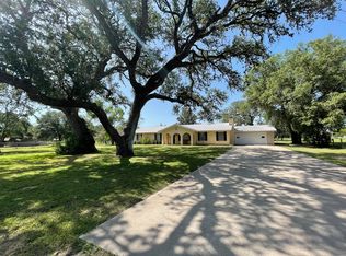 104 Mesquite Ln, Cuero, TX 77954