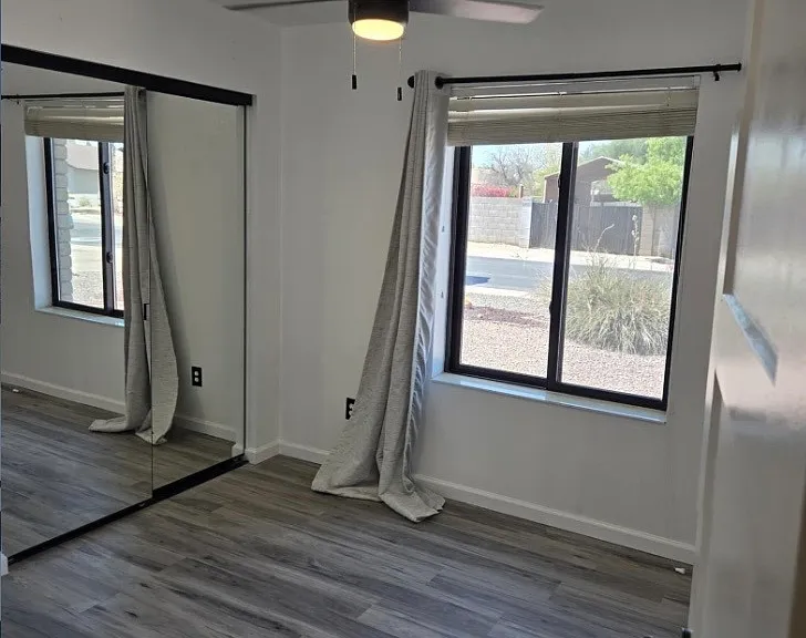 10521 W Loma Ln — Photo 3