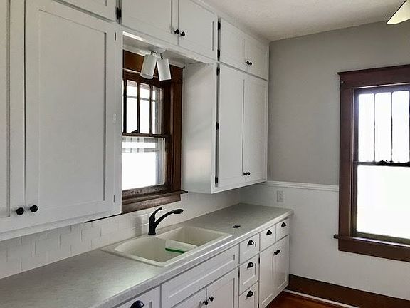 4th image of 402 W 27th St
