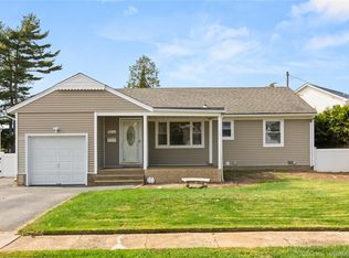 7 Norman Pl, Massapequa, NY 11758