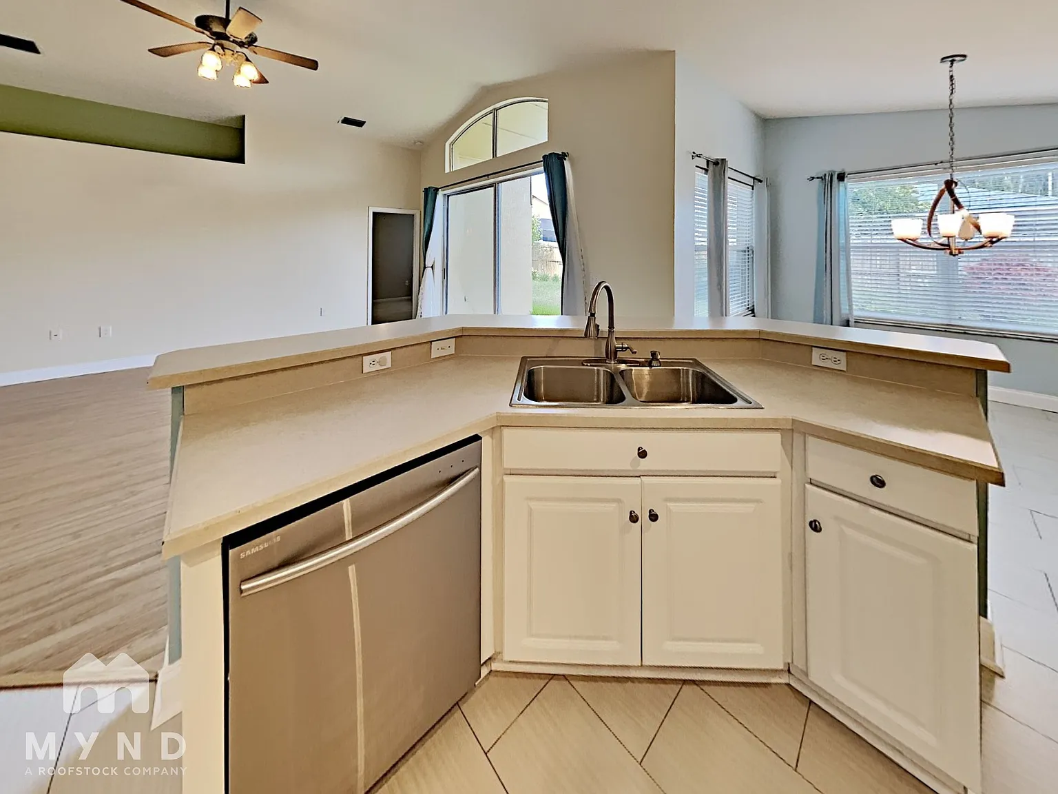 5 bed, 3.0 bath, 2456 sqft, $2,595 — Photo 2