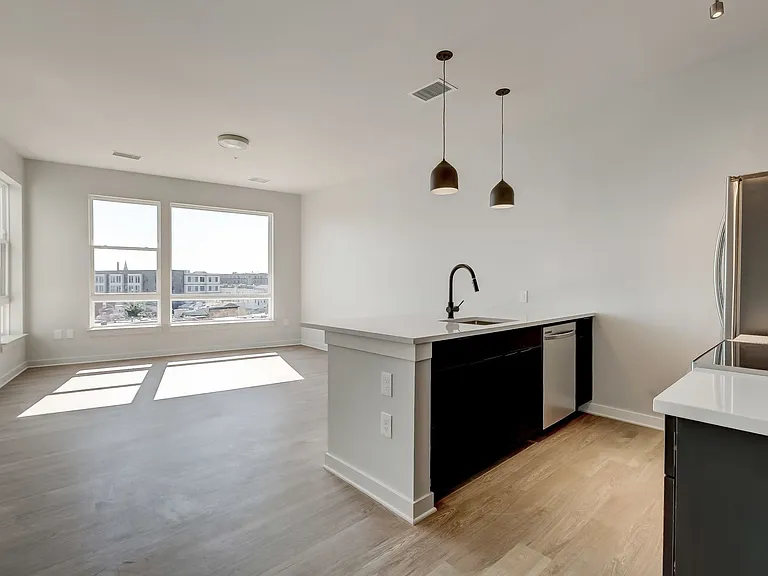 115 W Hamburg — Photo 19