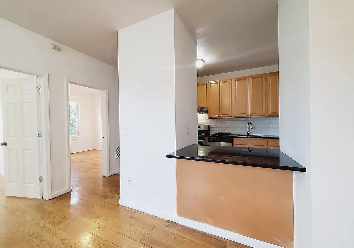 4 bed, $3,000 — Photo 1
