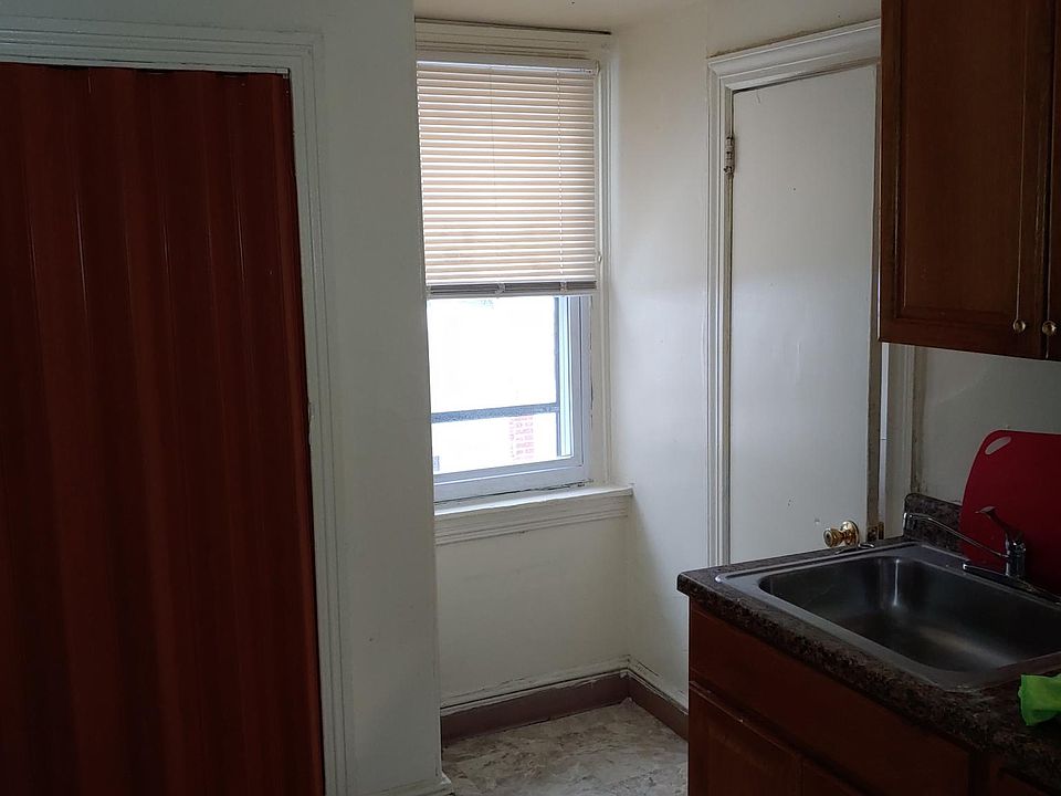 1st image of 1003 W 8th St #3