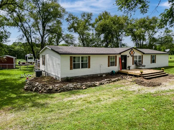 22139 207th St, Tonganoxie, KS 66086