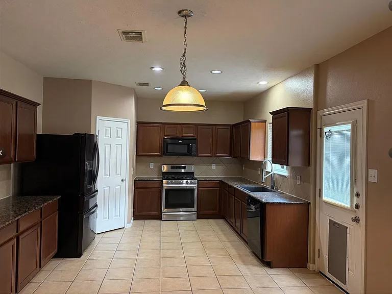 410 Sunwood Glenn Ln — Photo 3