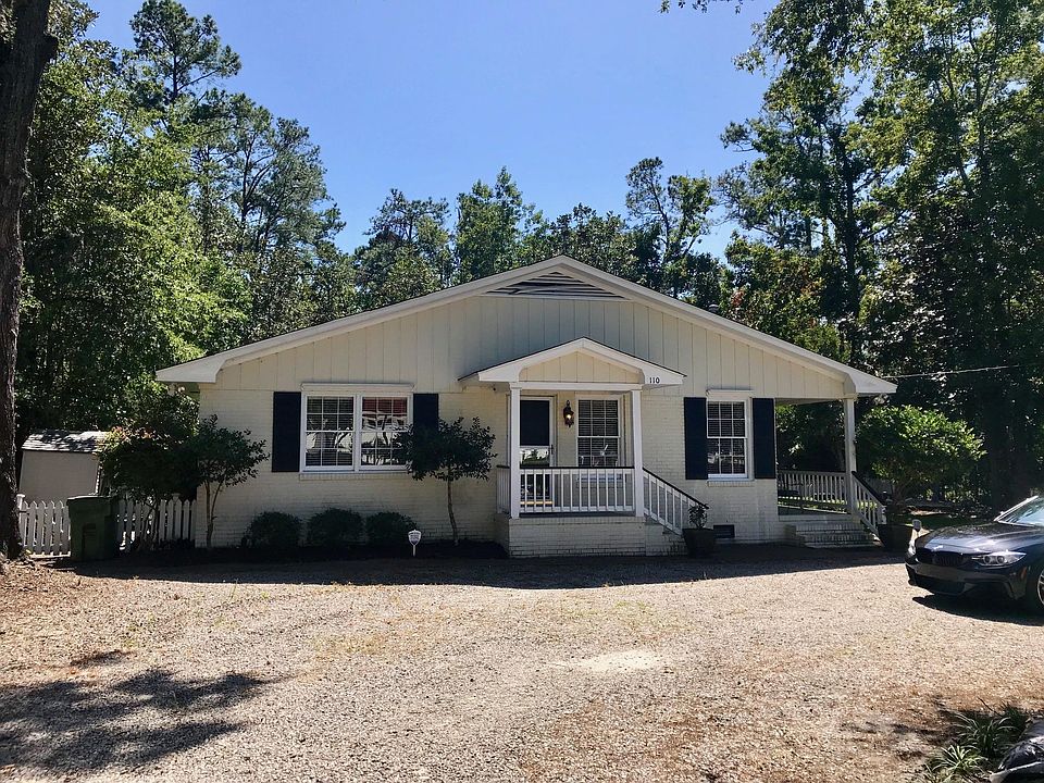 "Airlie Road House" with plenty of parking on site!