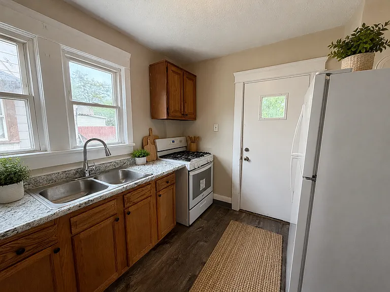 907 Kling St — Photo 5