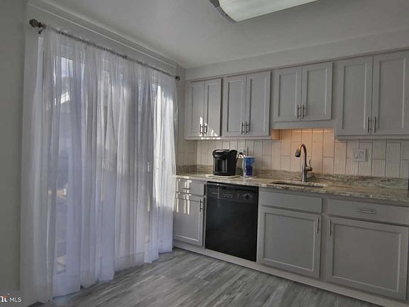 5th image of 1002 Londonderry Dr