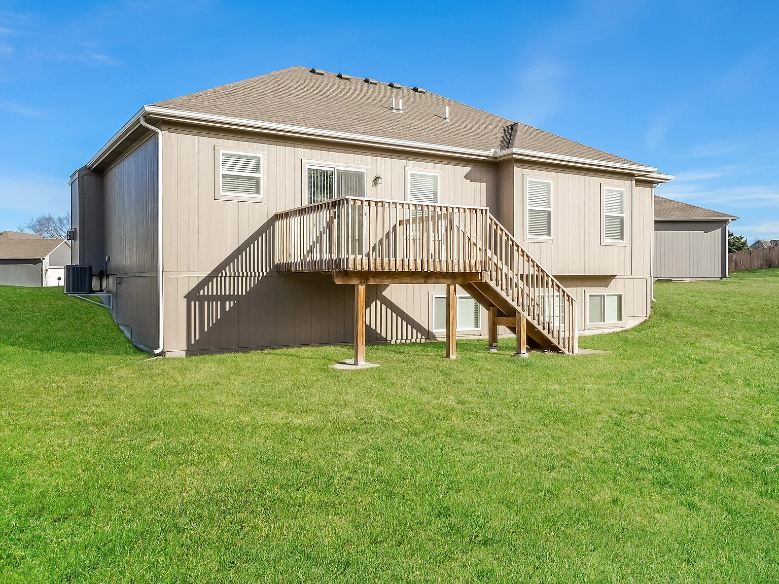 4 bed, 3.0 bath, 2024 sqft, $2,525 — Photo 3