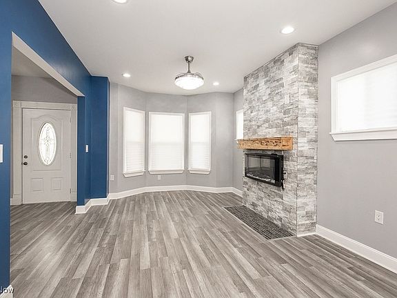 4th image of 2205 W 85th St